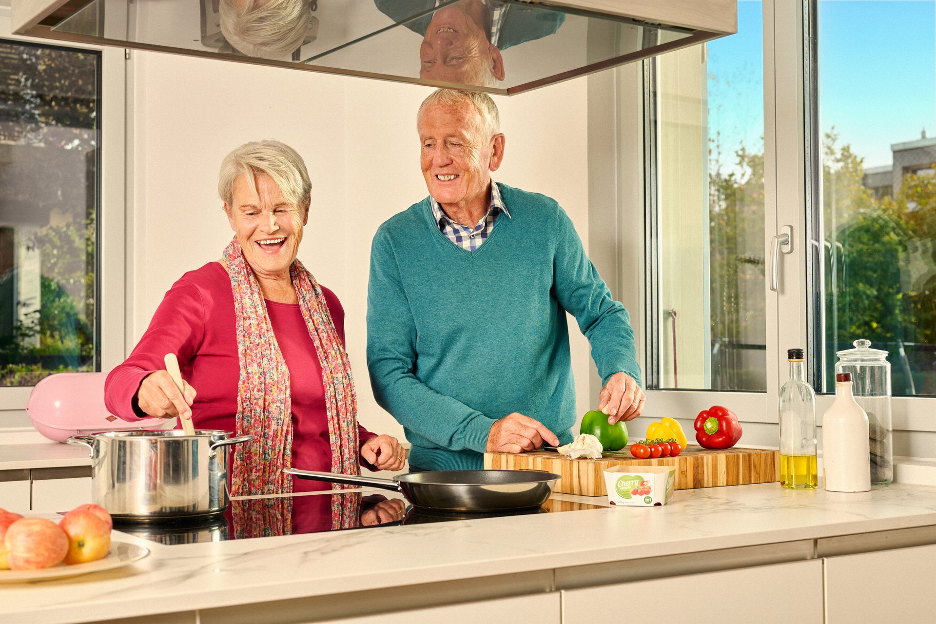 Ehepaar spaziert und lacht