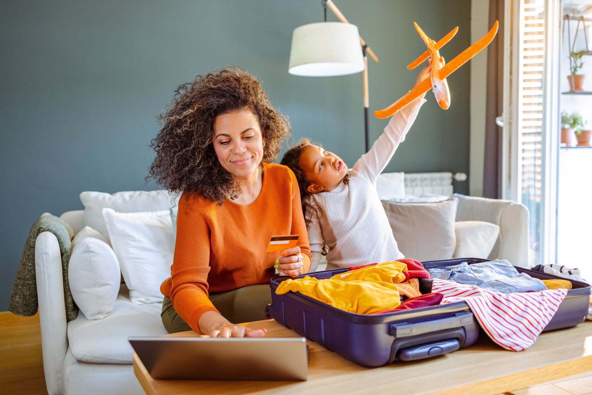 Mutter und Tochter packen für die Ferien